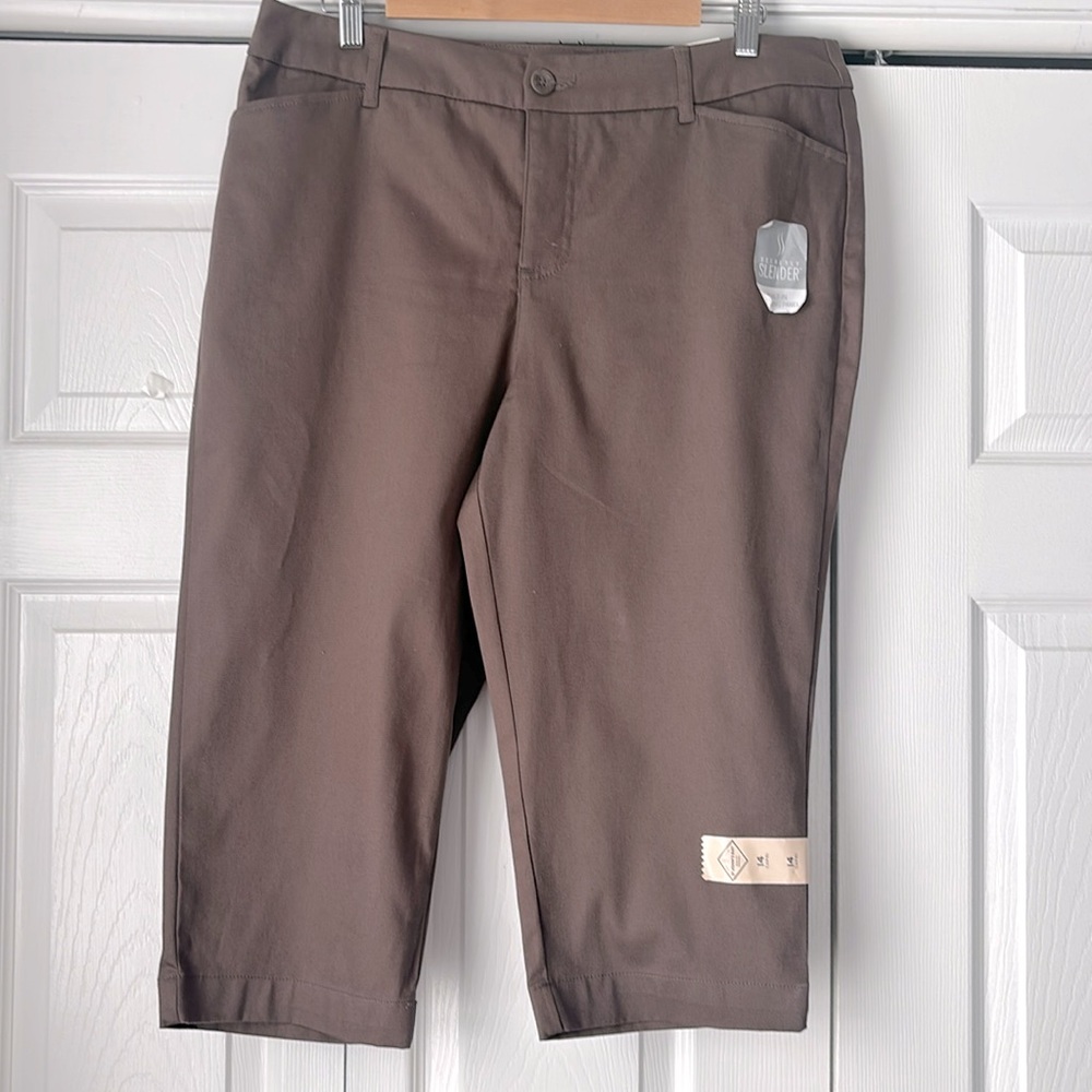 Brand New W/Tags - St John’s Bay Mid-Rise Capri Pants